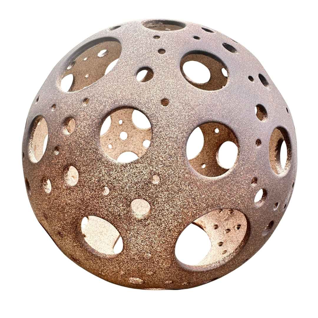 keramická koule v zahradě